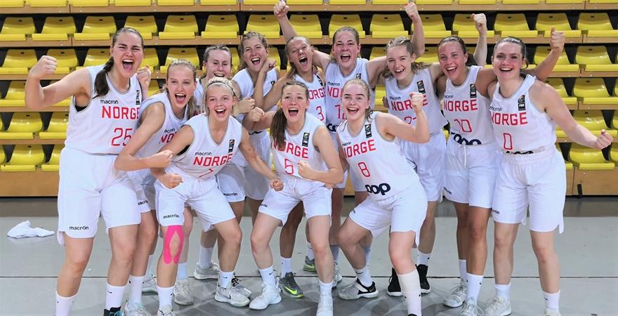 ​U18-jentene jubler etter seieren over Kosovo i B-EM i Skopje tirsdag. Fra venstre Ingrid Elise Karlsen, Eirin Vreim Holm, Olivia Priestley (bak), Selma Nybø Vangstein, Johanne Storm-Gran, Cecilia Riise, Emma Thowsen Harloff (bak), Kari Kyrkjebø (bak), Malin Schneidt, Alva Julsrud, Lina Stranger-Johannessen og Selma Freng Sørensen.