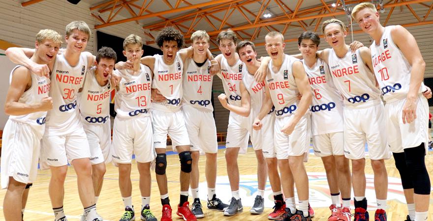 ​U18-spillerne jubler etter seieren over Kosovo. Fra venstre Arne Marius Grevskott, Jonas Kessler, Moritz Anglero, Reidar Greve, Marcus Barnett, Vetle Paulsen, Fredrik Hårstad Trana, Torkel Westby, Lars Nilsen, Aleksander Teigland, Mateusz Nilsen og Max Dahl Svendsen.