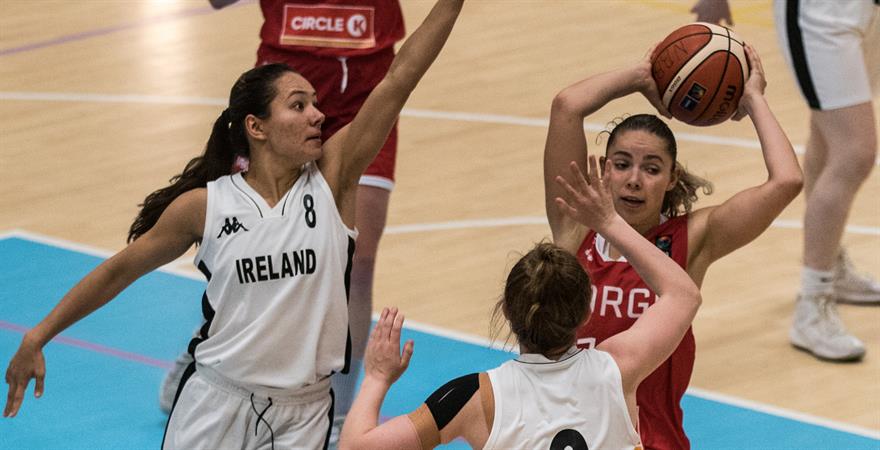 ​Karoline Teigland ble kåret til Norges MVP, var toppscorer med 15 poeng og traff sine tre første 3-poengere i kampen. Men Norge som lag kollapset i de to siste periodene og måtte se seg slått 69-46 av et aggressivt og topptent irsk lag anført av blant andre nummer 8, Anna Kelly.