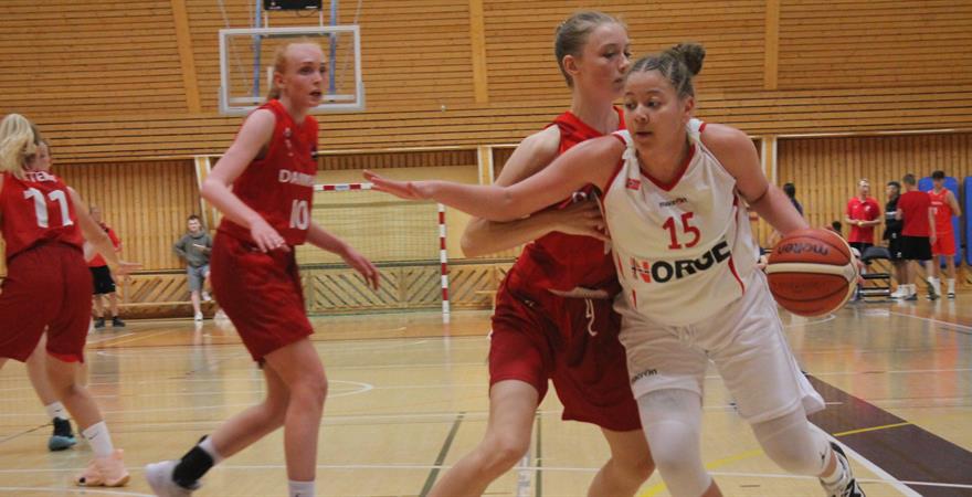 ​Karyn Sanford i en drive gjennom Danmarks forsvar under nordisk mesterskap i Finland, i kampen Norge vant 66-65. Ulrikens og Norges pointguard er plukket ut blant seks spillere FIBA.com oppfordrer publikum til å merke seg før B-EM i Sofia.