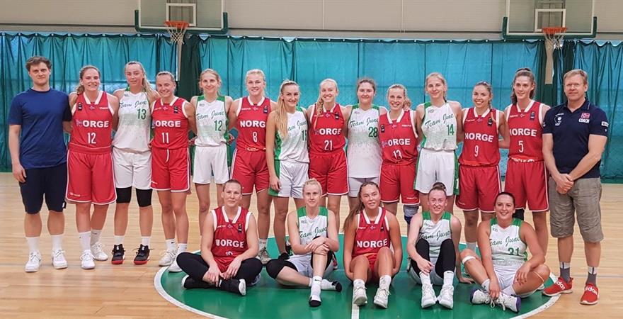 ​Felleslagbilde med Norge og motstanderne fra Kaunas etter helgens andre kamp, som litauerne vant 81-71. Lørdag vant Norge 82-64. De norske trenerne og spillerne er bak fra venstre Gunnar Nesbø, Tori Solberg Halvorsen, Amanda Allen, Emma Hergot, Andrea Bolstad Raa, Thale Messel, Karoline Teigland, Severine Uggen og Ståle Frey. Foran ser vi Tina Stenerud Moen (til venstre) og Anniken Eika Frey.