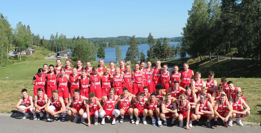 ​Alle de 48 spillerne på Norges fire U16- og U18-landslag i nordisk 2019 samlet utenfor Kisakallio-senteret i Finland.
