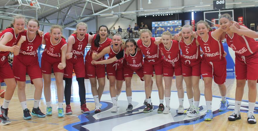 ​Norges U16-jenter jubler etter seier 80-49 over hjemmelaget Finland i nordisk mesterskap. Fra venstre Synne Jacobsen, Sunniva Sørbye, Julie Schütz Pettersen, Maria Thoresen Myklebust, Celine Klett, Felicia Dyngeland-Sundén, Fatima Mohammad, Ane Schanke-Næss, Ingeborg Birkeland, Frida Drivenes, Maria Viktoria Haukenes og Karyn Sanford.