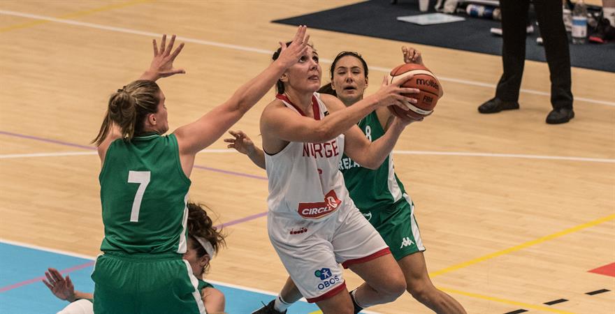 ​Avgjørelsen faller i Nadderudhallen: Therese Häger har fått kontroll på ballen og legger inn 69-67 til Norge - med 0,4 sekunder igjen av kampen!