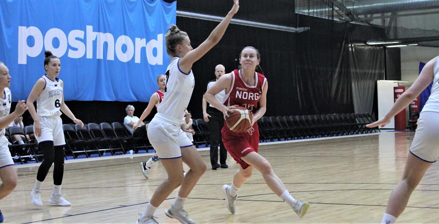 ​Olivia Priestley ble toppscorer med 8 poeng i Norges siste kamp i U18-EM. Her er Ullern-forwarden i en drive mot Estland i nordisk mesterskap for to uker siden.