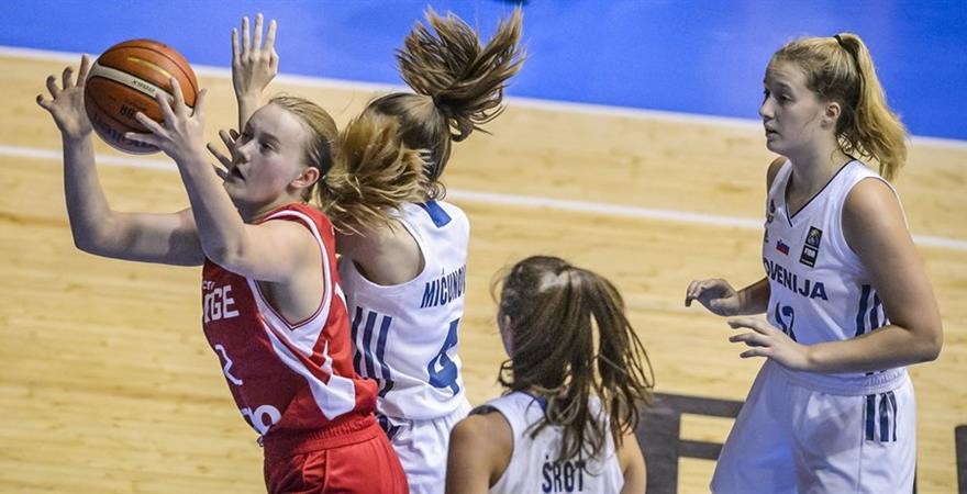 ​Sunniva Sørbye ruver ikke med sine 178 cm, men leverte en glimrende semifinale mot Slovenia - med 8 poeng, 9 returer og 3 steals. Her kjemper Ulriken-forwarden seg til en ny retur.