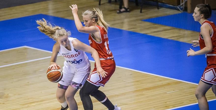 ​Synne Jacobsen har hatt et meget godt EM og ble bronsefinalens mest effektive spiller med 16 poeng og 12 returer. Forwarden fra Ytrebygda både utfordret med driver og traff glimrende på skudd - 6/10 inkludert 3/4 på 3-poengere. 