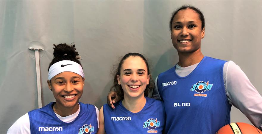 ​Tromsø Storm Ungdoms utenlandske trio i 2019/20-sesongen. Fra venstre Faatimah Amen-Ra, Micol Torresani og Kyasia Duling.