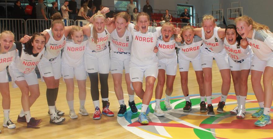 ​U16-jentene kunne juble for fullt etter 60-57 over Israel i åpningskampen i EM. Fra venstre Frida Drivenes, Fatima Mohammad, Karyn Sanford, Ingeborg Hagen Birkeland, Maria Thoresen Myklebust, Sunniva Sørbye, Maria Haukenes, Felicia Dyngeland-Sundén, Ane Schanke-Næss, Synne Jacobsen, Celine Klett og Julie Schütz Pettersen.