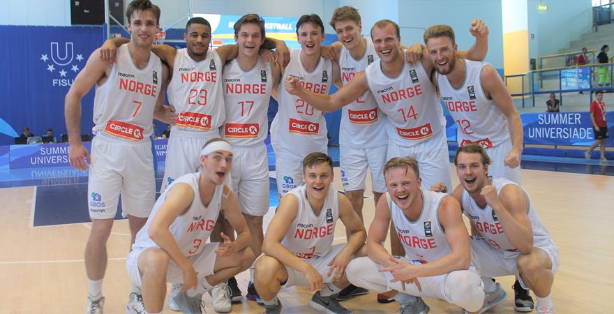 ​De norske U24-gutta jubler etter 79-77 over Mexico i den avsluttende kampen i Universiaden. Bak fra venstre Sjur Dyb Berg, William Lybæk, Sander Rivø Aslesen, Eivind Lamo, Marcus Larsson, Johannes Dolven og Mikkel Kolstad. Foran fra venstre Gaute Haugen, Sigurd Lorange, Harald Eika Frey og Mats Selboe.