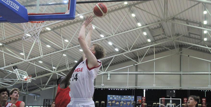 ​Vetle Paulsen i aksjon mot Danmark i nordisk mesterskap i Finland i juni, da Norge vant 76-66. Her blir den 208 cm lange Sandvika-spilleren feilet og tildelt to straffer. 