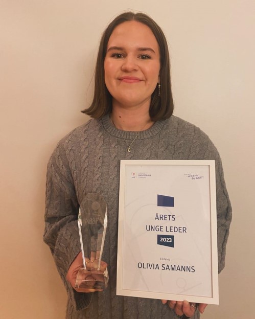 Olivia Marie Samanns ble tildelt prisen årets unge leder i 2023 for sitt engasjement i Lillehammer Huskies. 