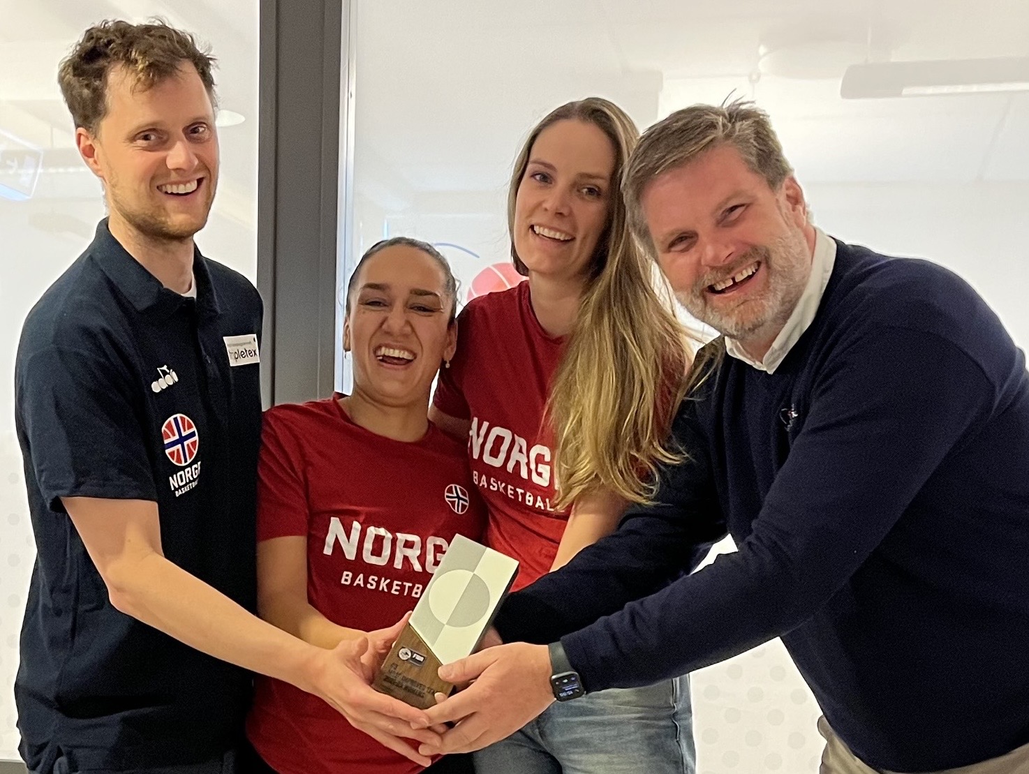 Hovedtrener Gunnar Vogt Nesbø, styremedlem Shiba H. Ahmadi, kaptein Tori Halvorsen og President Jan Hendrik Parmann med prisen (Foto: NBBF)