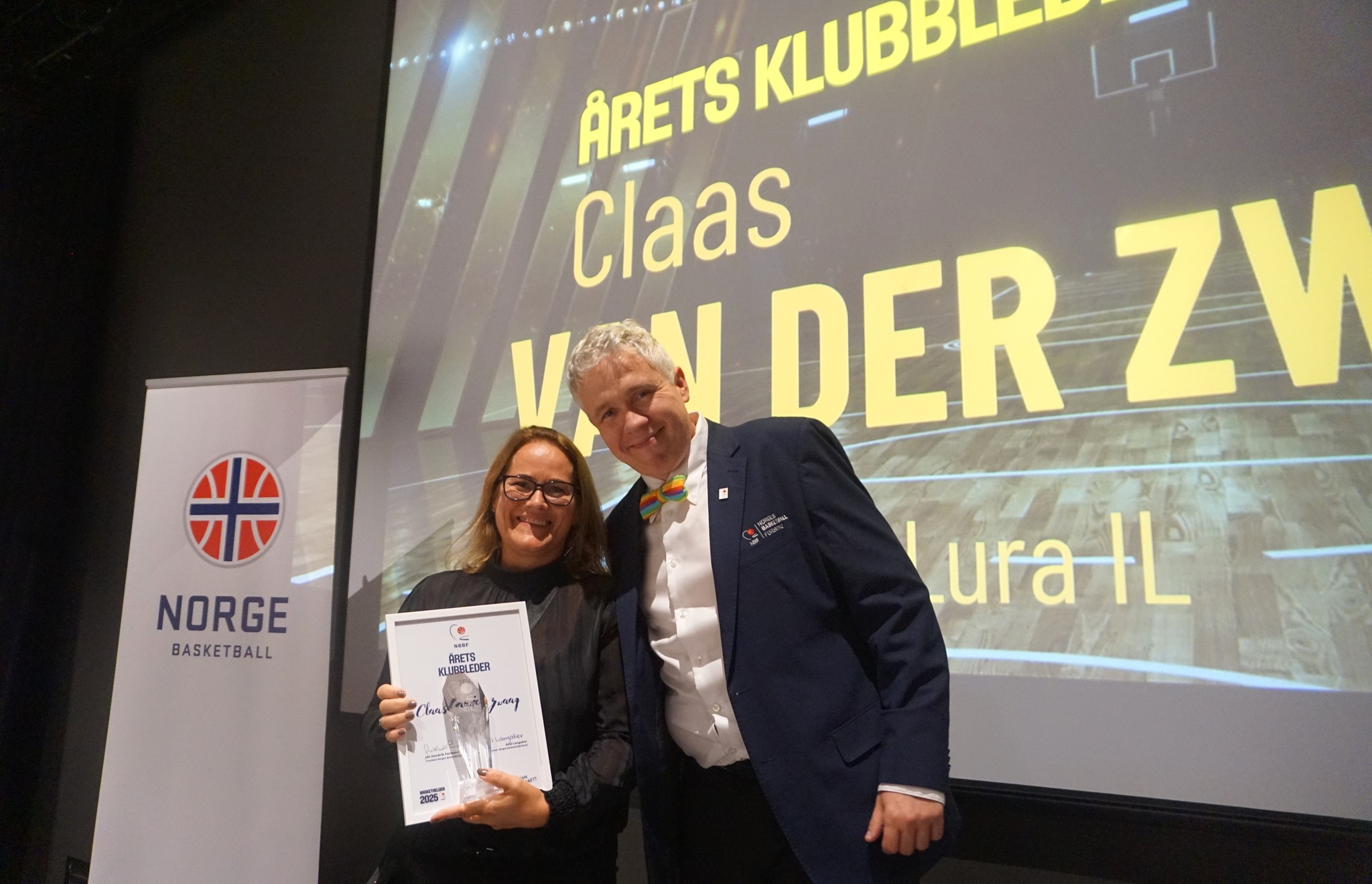 Gørill Alleyne mottok prisen til Årets Klubbleder på vegne av vinneren, Claas Van der Zwaag. Prisutdeler var NBBFs generalsekretær Axel Langaker. FOTO: ARILD SANDVEN
