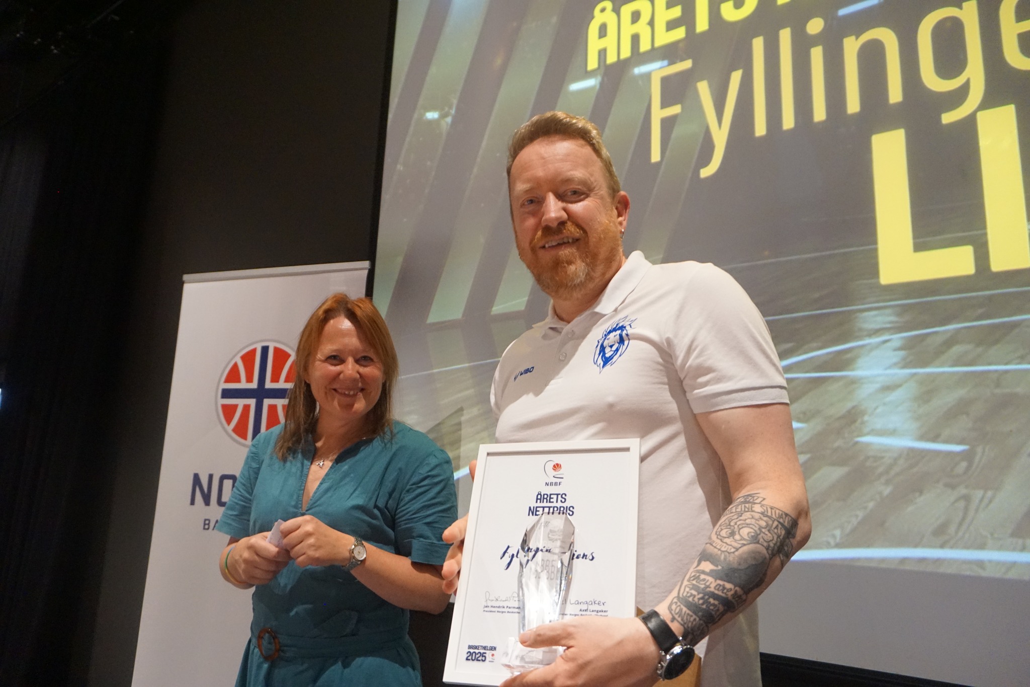 Egil Kaberuka-Nielsen mottok Årets Nettpris, som gikk til Fyllingen Lions. Prisutdeler var Anita Lervik, styremedlem i NBBF. FOTO: ARILD SANDVEN