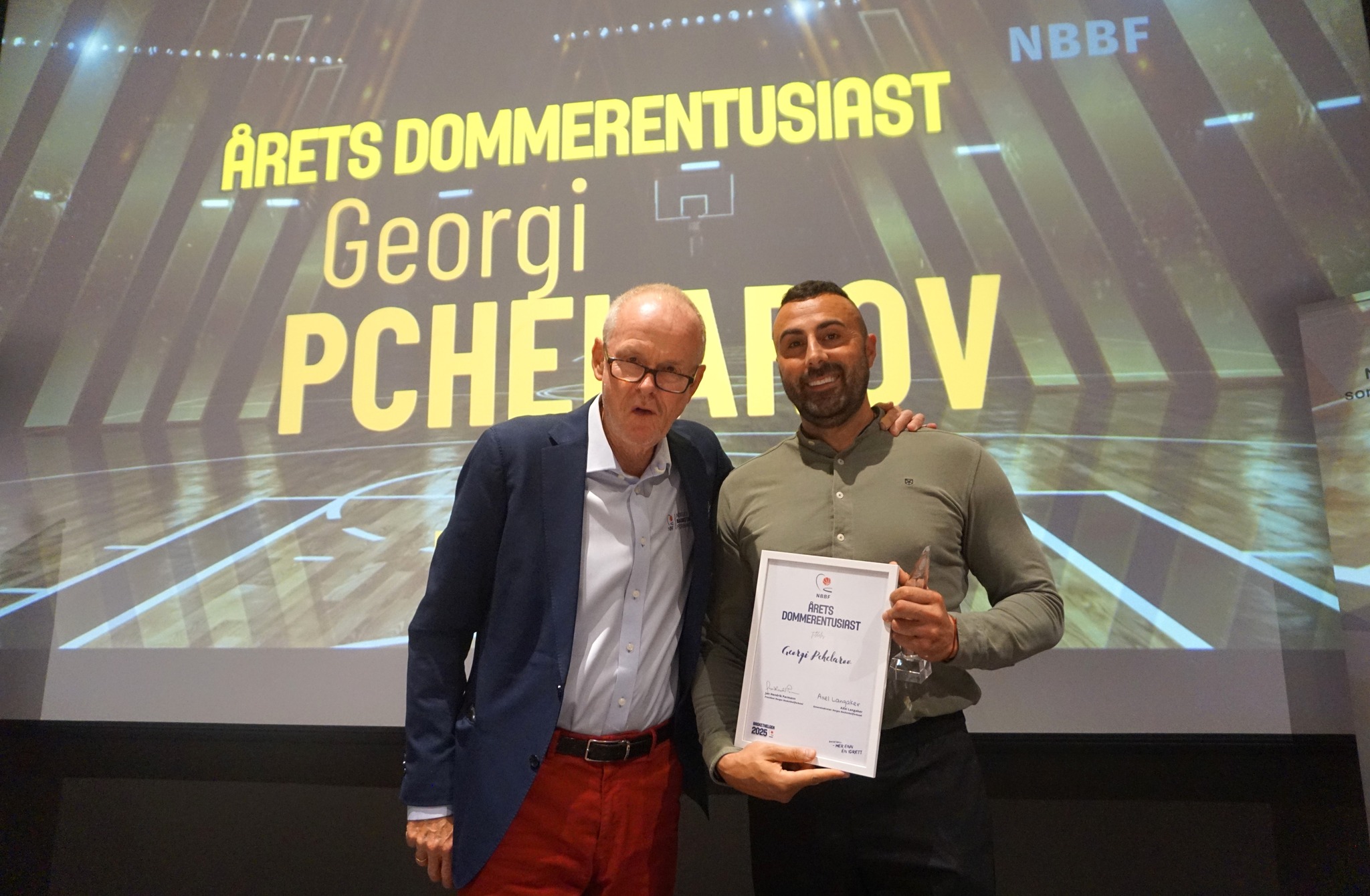 Georgi Pchelarov fra Bønes BBK fikk prisen som Årets Dommerentusiast. Her med NBBFs visepresident Tor Chr. Bakken. FOTO: ARILD SANDVEN
